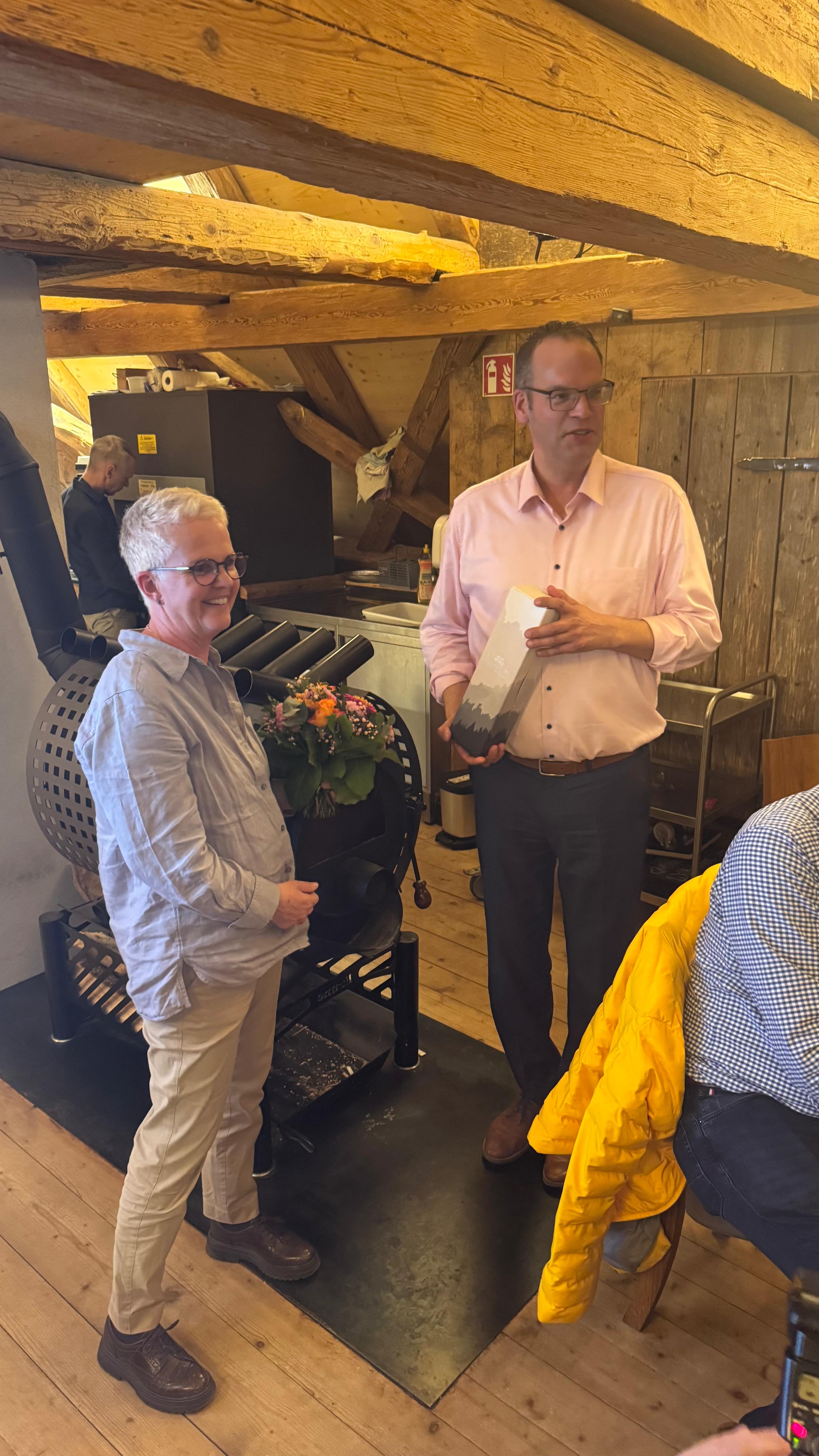 Andreas Braun bedankt sich bei seiner Ersatzkandidatin Stephanie Martin f�r die Unterst�tzung w�hrend des Wahlkampfs.                                          Foto: Inka Thiele