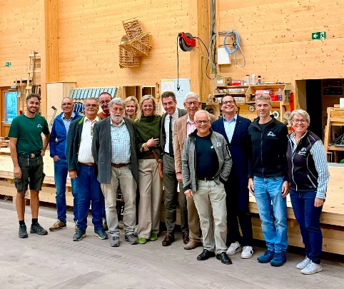 Mitarbeiter der Firma Zimmerei-Innenausbau Kienzler GmbH, B�rgermeister Heiko Wehrle (3. v. r.), Kreisvorsitzender und Oberb�rgermeister Erik Pauly (Donaueschingen) und Mitglieder des CDU-Kreisvorstands bei der Vor-Ort-Aktion (Foto: CDU-Kreisverband)