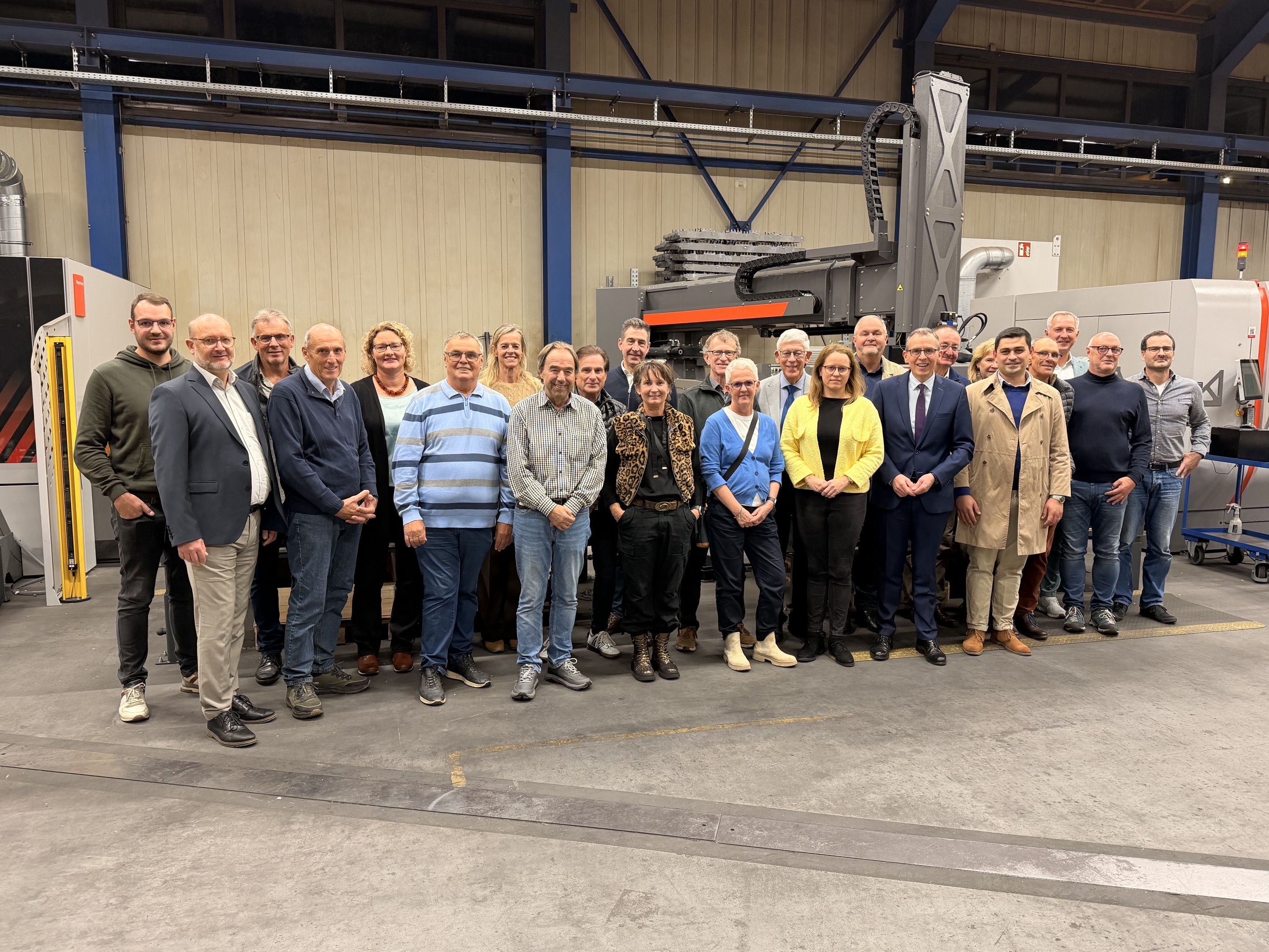 Foto: Gesch�ftsf�hrer und Mitarbeiter der Firma Roth & Effinger GmbH, Mitglieder des CDU-Kreisvorstands und G�ste bei der Vor-Ort-Aktion (Foto: CDU-Kreisverband)